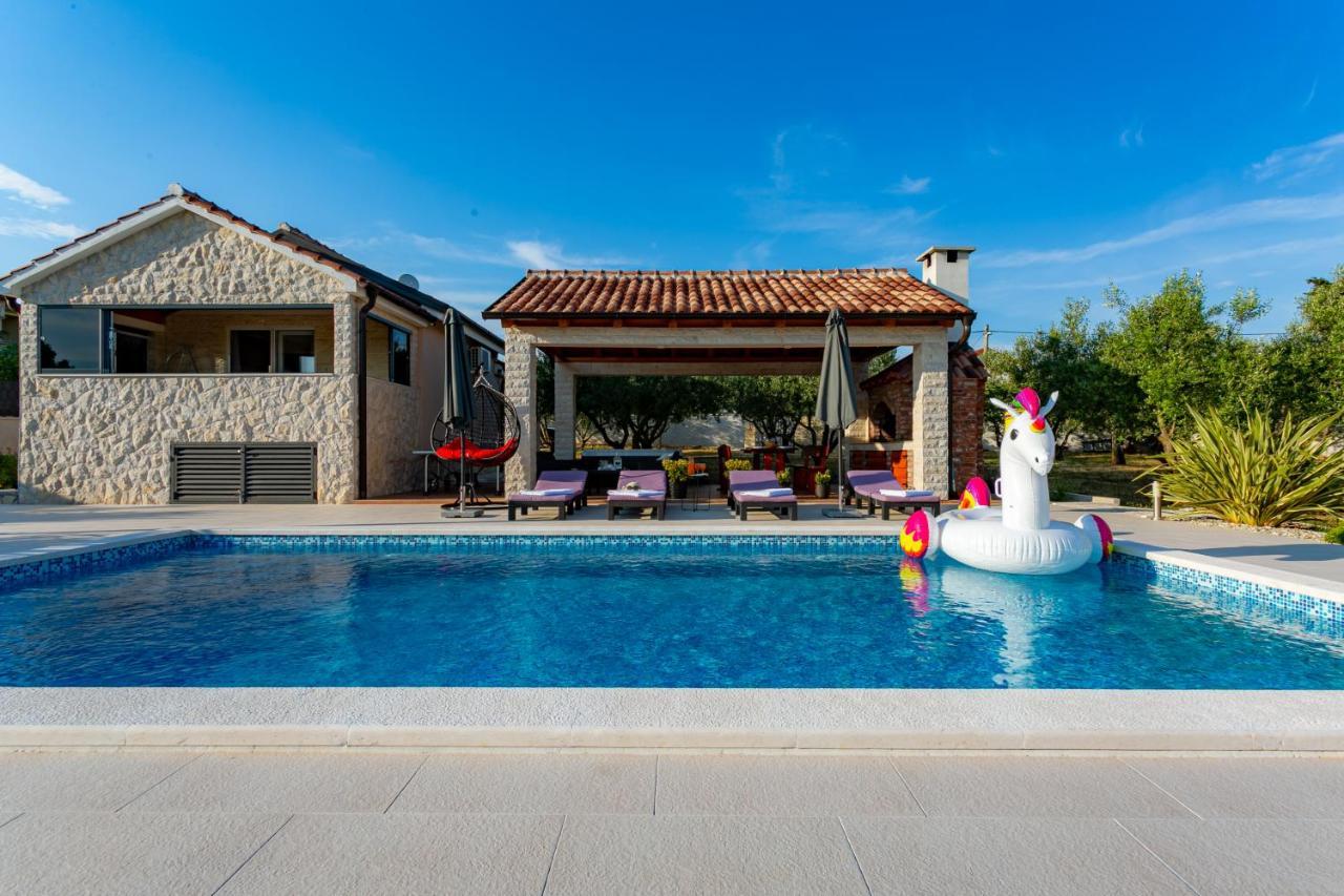 Villa Lorema-Pet Friendly On 5000 Sqm Garden,Pool, Jacuzzi, Billiard&Ps5 Sveti Filip i Jakov Exterior foto